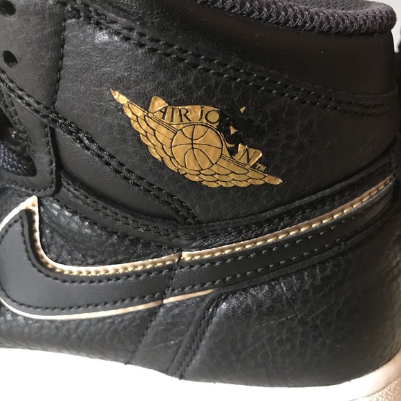 Air Jordan 1 Retro High OG Black Sneakers - Picture 7 of 9